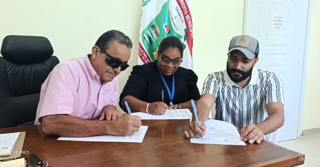 “Firman contrato oficial para construcción del Parador Fotográfico de Rancho Arriba”
